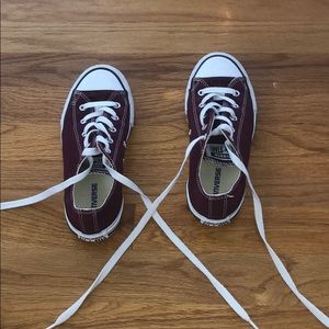 Kids burgundy converse